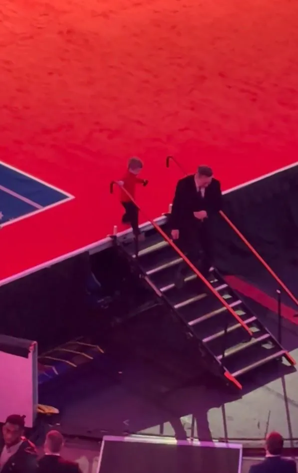 viral video of elon musk abandoning his son called fake as full clip su 18072