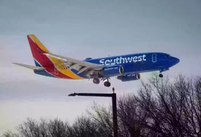 footage shows southwest plane narrowly avoid collision at chicago midway 18137