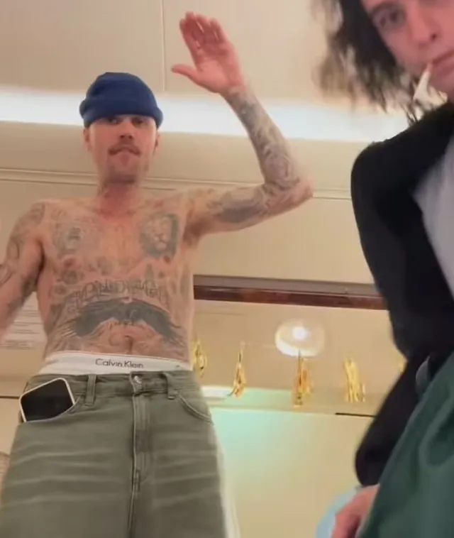 justin biebers fans concerned as he performs bizarre rap in disturbing foo 18175