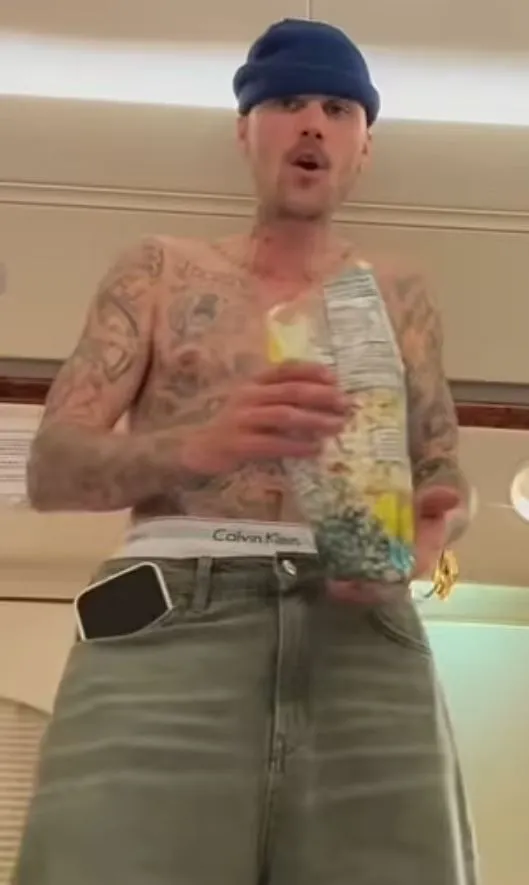 justin biebers fans concerned as he performs bizarre rap in disturbing foo 18177