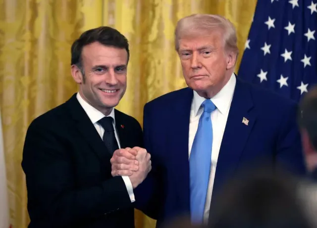 people scared as they compare the bruise on trumps hand to queen elizabeth 18172