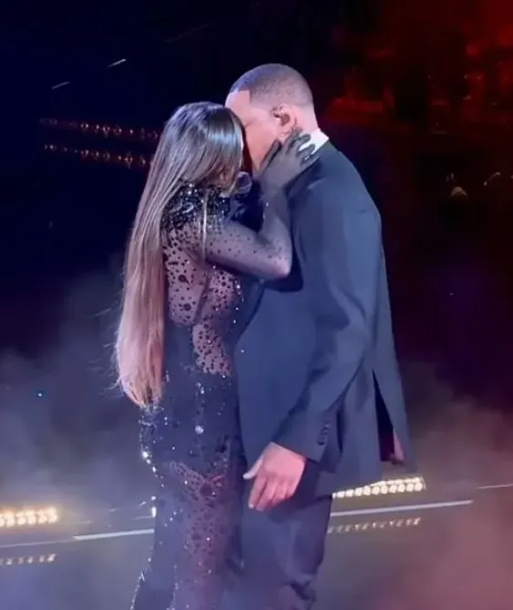 will smith criticized for inappropriate onstage moment with singer at awa 18134