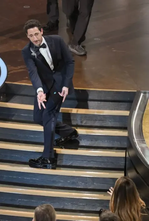 adrien brody criticized for throwing gum at georgina chapman before oscars 18598