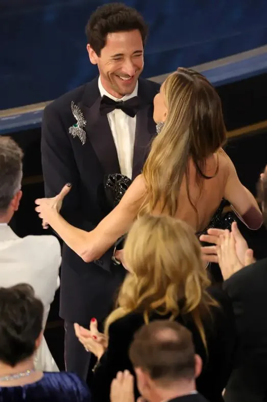 adrien brody criticized for throwing gum at georgina chapman before oscars 18597