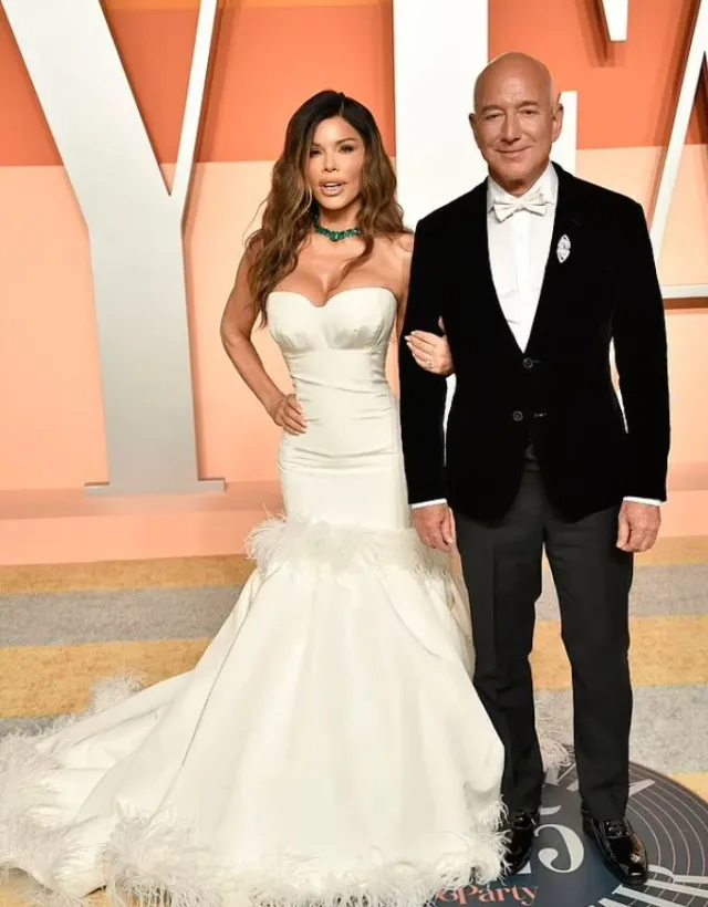 jeff bezos suffers humiliating slip in front of lauren sanchez and katy per 18582
