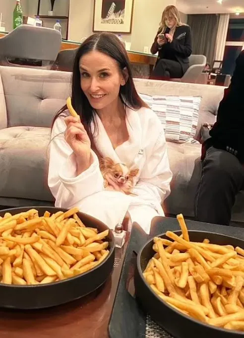 demi moore reacts to oscars loss and shares message to mikey madison 18687