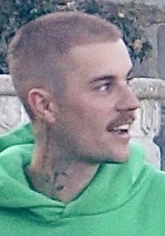 viewers concerned as justin bieber flashes a smile while stepping out witho 19179