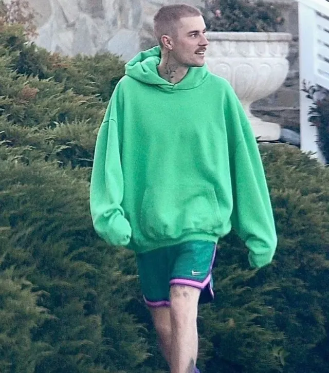 viewers concerned as justin bieber flashes a smile while stepping out witho 19180