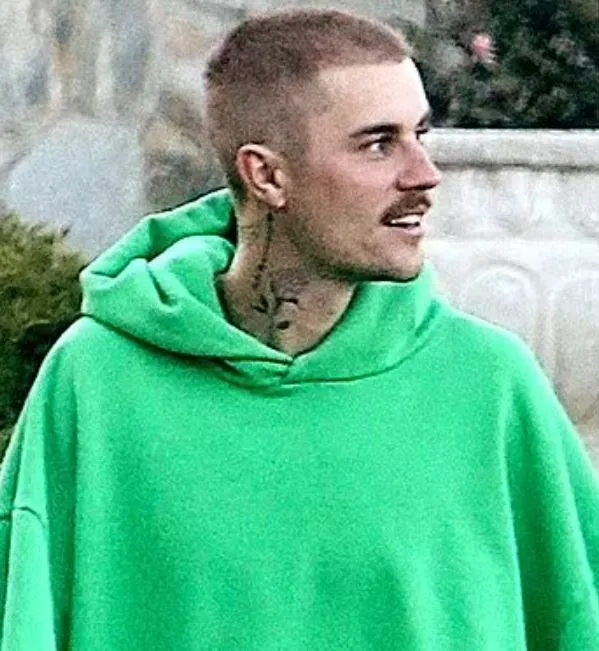 viewers concerned as justin bieber flashes a smile while stepping out witho 19178