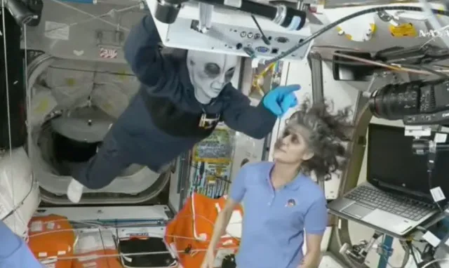 people stunned as alien spotted at international space station while strand 19642