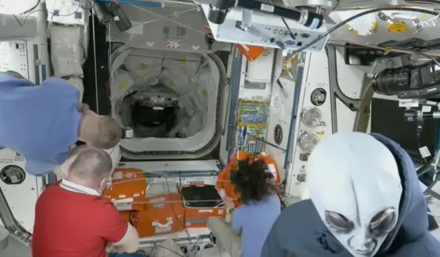 people stunned as alien spotted at international space station while strand 19640