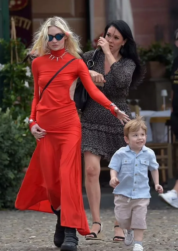 people stunned as grimes reveals she pleaded with elon musk to keep their c 19746