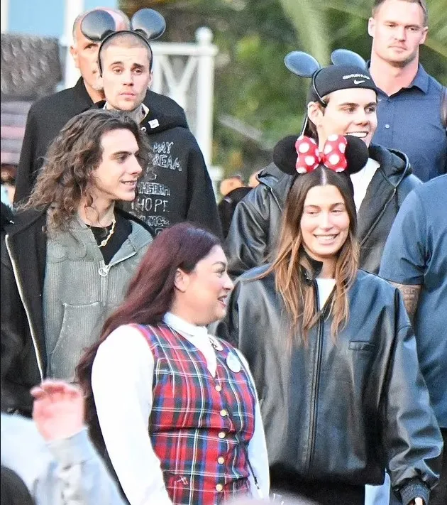 justin bieber appears upset at disneyland with wife hailey amid growing hea 19834