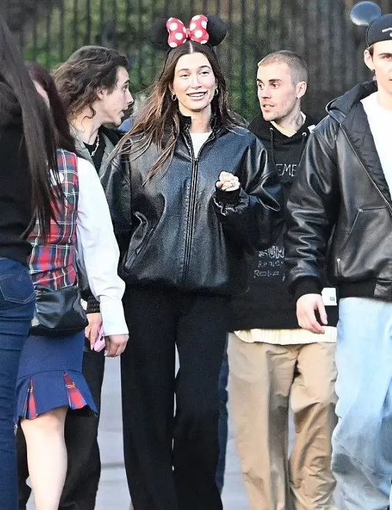 justin bieber appears upset at disneyland with wife hailey amid growing hea 19832