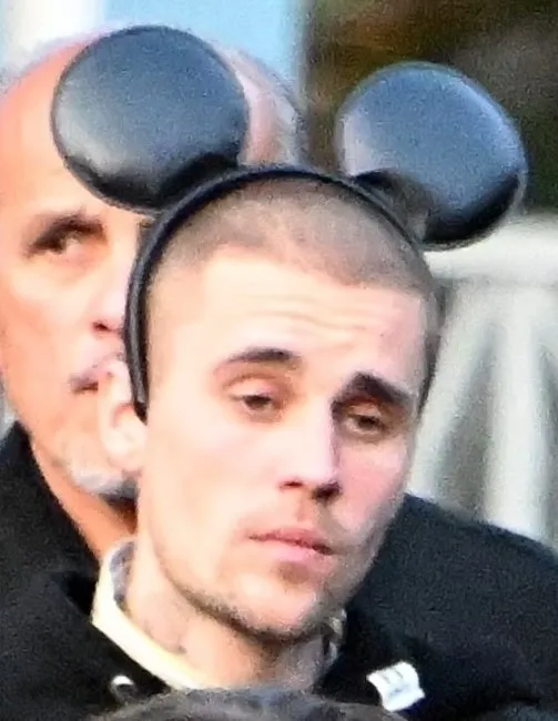 justin bieber appears upset at disneyland with wife hailey amid growing hea 19835