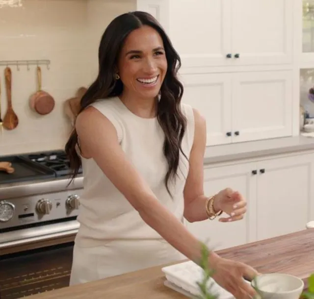 people are baffled as they spot something suspicious about meghans green-t 19881