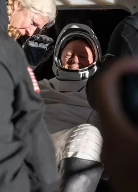 nasa astronaut butch wilmores daughter snaps after he is rescued following 19977
