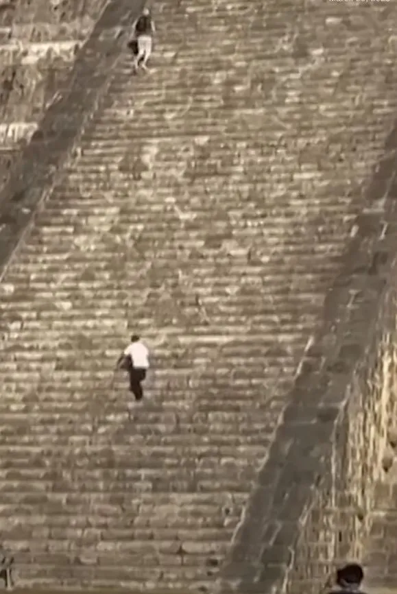 tourist criticized by locals for disrespectfully climbing forbidden mayan t 20402