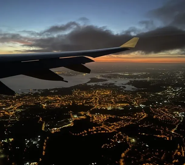 why cant you see stars through the airplane window while flying? 20496