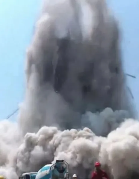 footage captures building collapse after 7.7 magnitude earthquake 20729