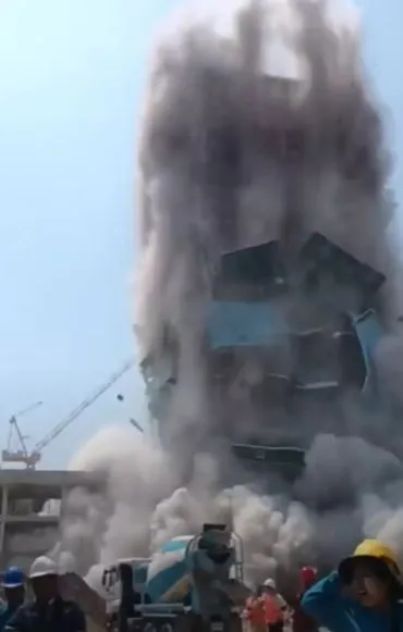 footage captures building collapse after 7.7 magnitude earthquake 20730