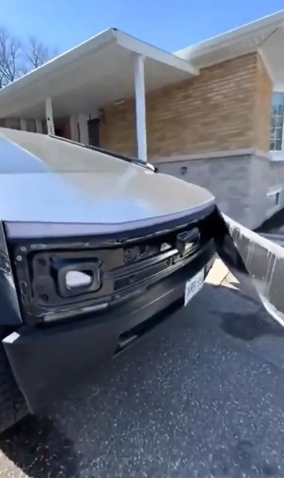 cybertruck owner baffled as exterior panels fall off like a piece of junk 20852