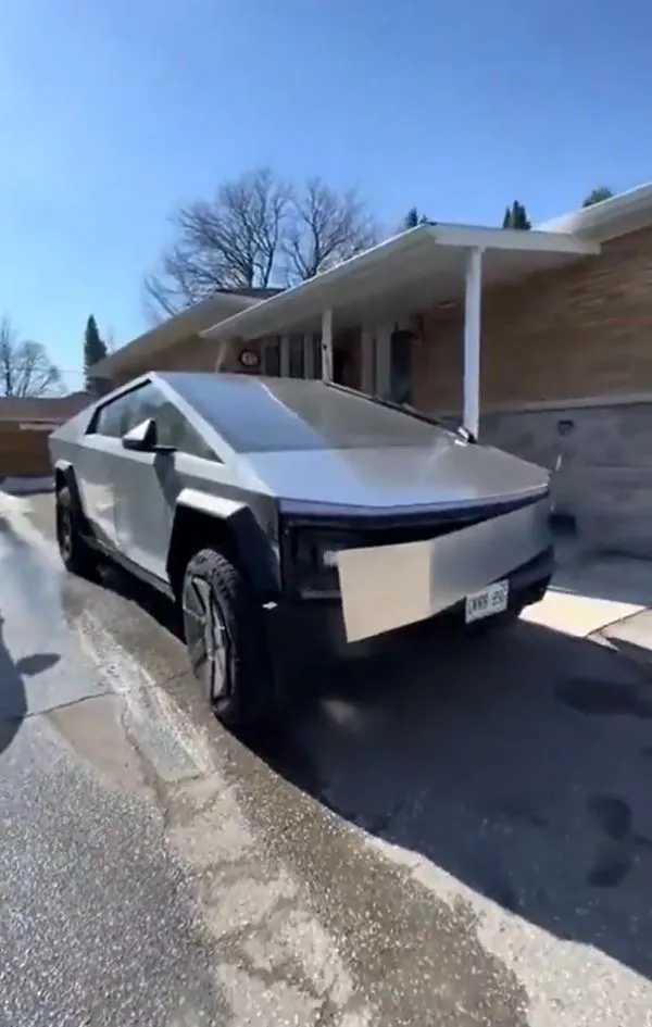 cybertruck owner baffled as exterior panels fall off like a piece of junk 20851