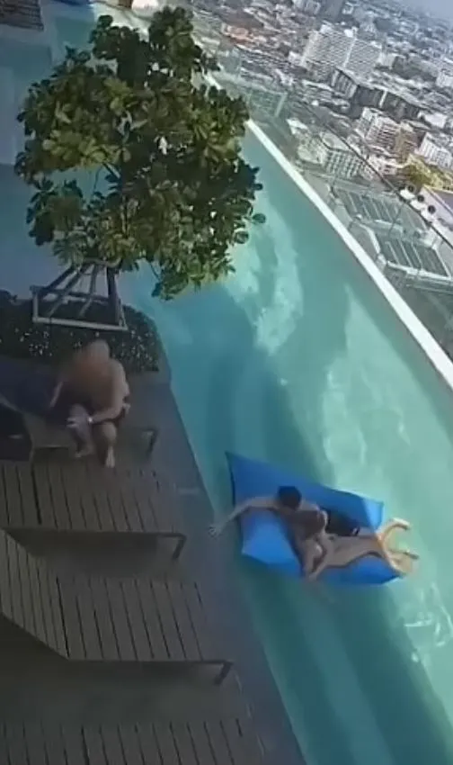 tourists scramble out of swaying infinity pool to avoid falling off skyscra 20966