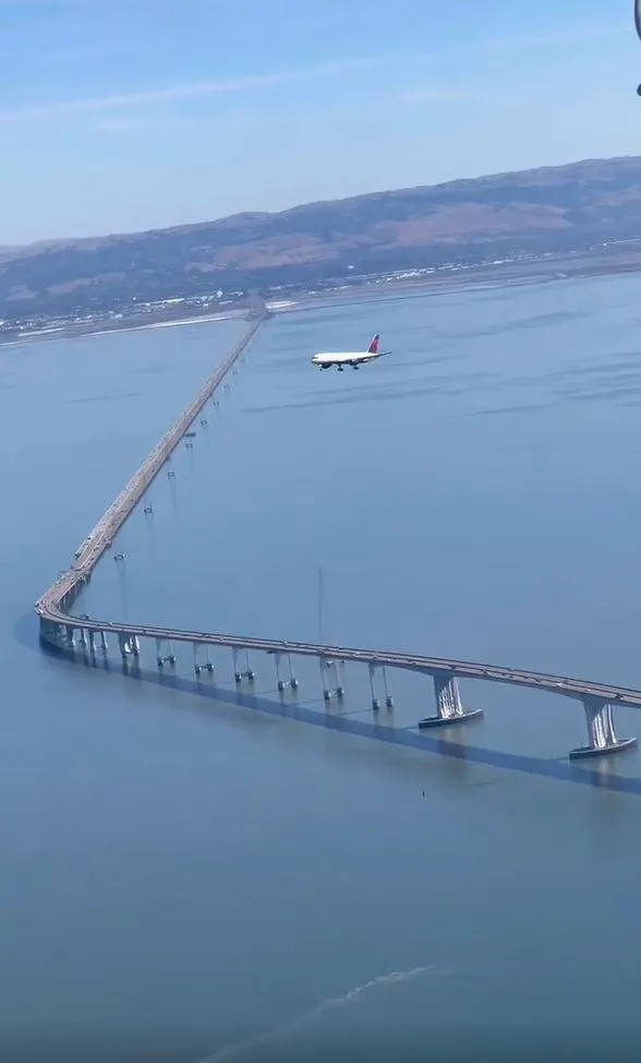 people baffled as viral video of motionless plane sparks ‘glitch in the mat 21210