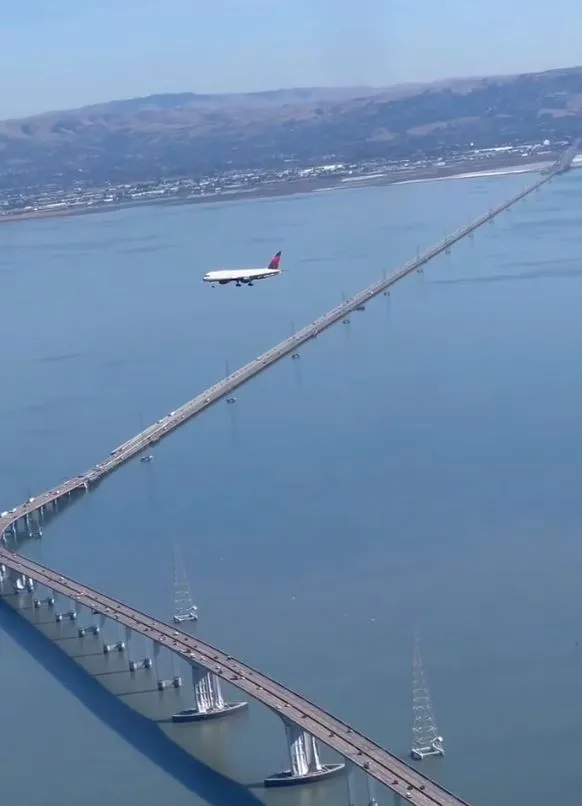 people baffled as viral video of motionless plane sparks ‘glitch in the mat 21208