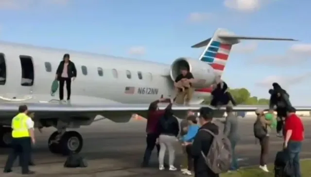 people stunned as video shows american airlines passengers evacuating plane 21305