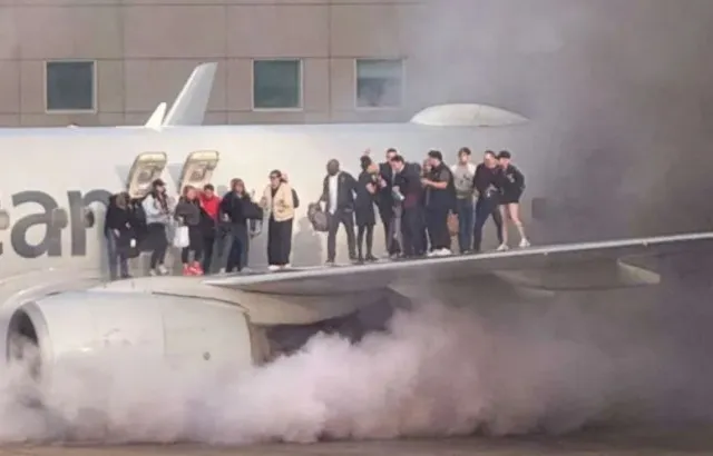 people stunned as video shows american airlines passengers evacuating plane 21306