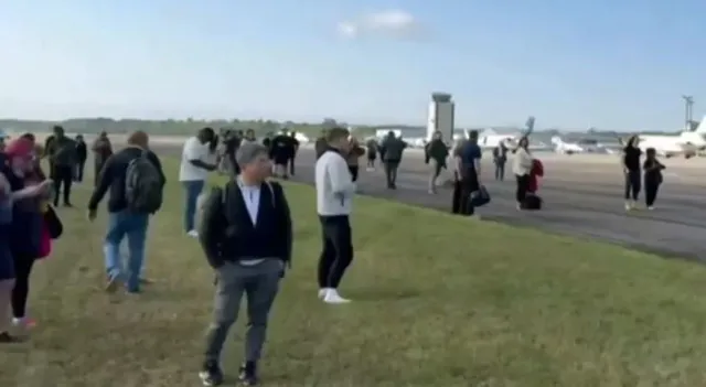 people stunned as video shows american airlines passengers evacuating plane 21304