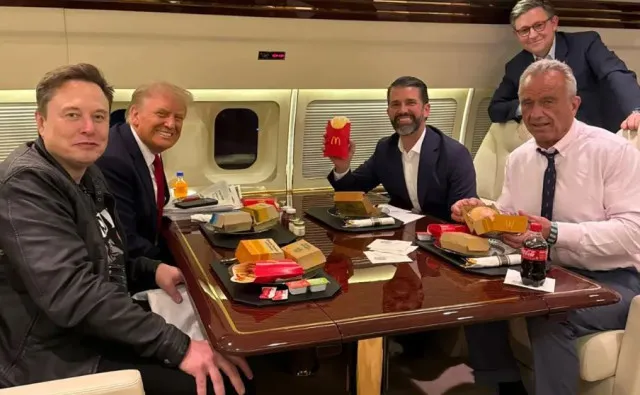 waiter fired for comments about refusing service to certain trump officials 21311
