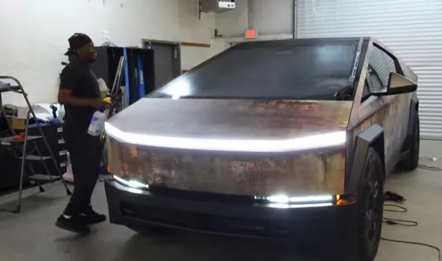 people stunned after ckecking out tesla cybertruck wrapped in rust 21367