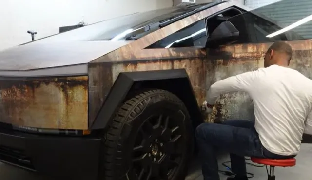 people stunned after ckecking out tesla cybertruck wrapped in rust 21364