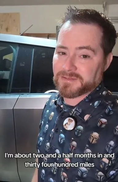 people stunned after ckecking out tesla cybertruck wrapped in rust 21369