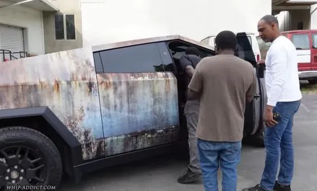 people stunned after ckecking out tesla cybertruck wrapped in rust 21366