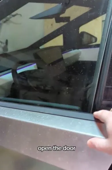 people stunned after ckecking out tesla cybertruck wrapped in rust 21370