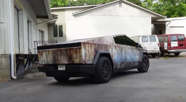 people stunned after ckecking out tesla cybertruck wrapped in rust 21368