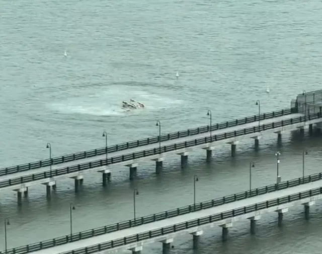 helicopter crashes into nycs hudson river after splitting mid-air 21686