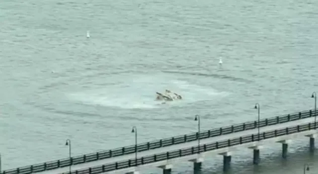 helicopter crashes into nycs hudson river after splitting mid-air 21689