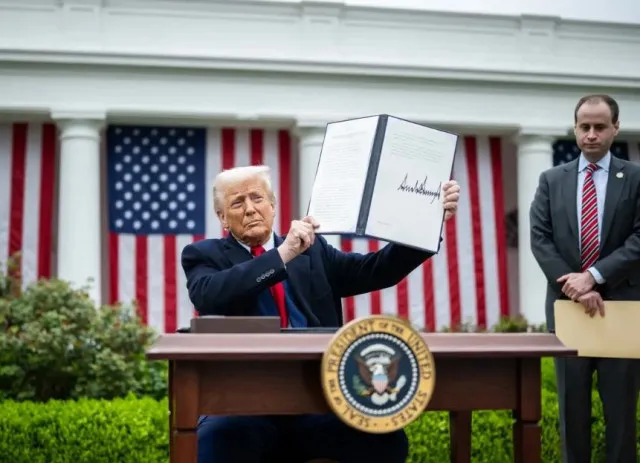 people stunned as trump boasts about his friends making billions amid strat 21701