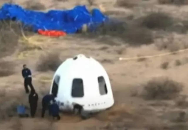 jeff bezos blue origin faceplant caught on camera as he greets fiancee and 21972