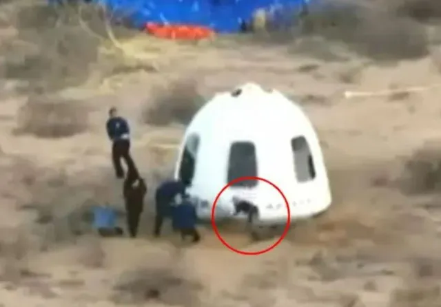 jeff bezos blue origin faceplant caught on camera as he greets fiancee and 21975