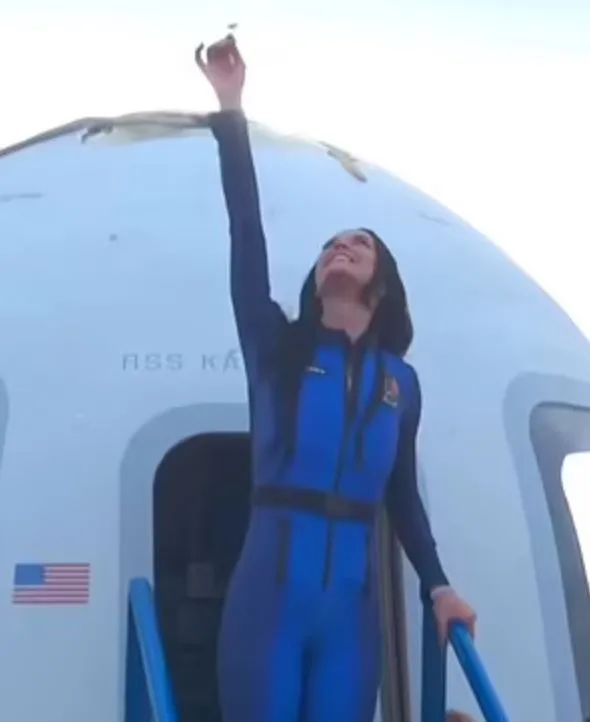 katy perry slammed for kissing the ground and holding a daisy up to the sky 22007