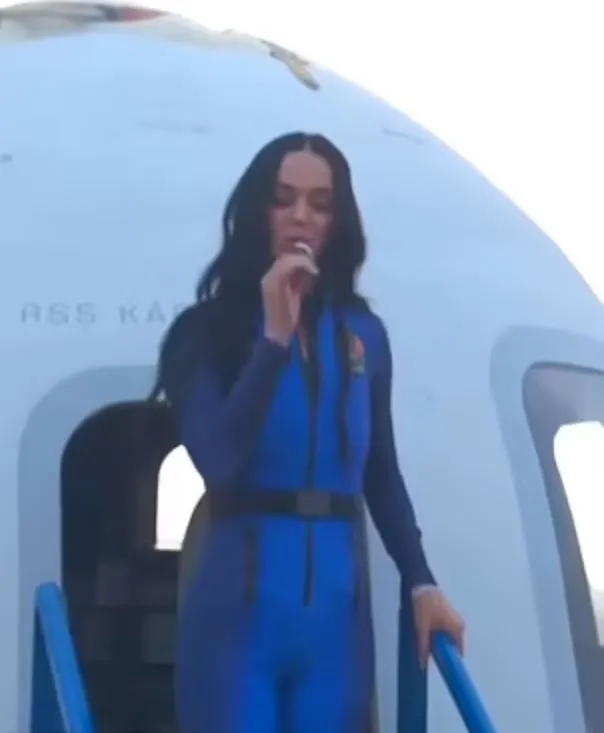 katy perry slammed for kissing the ground and holding a daisy up to the sky 22008