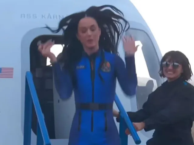 katy perry slammed for kissing the ground and holding a daisy up to the sky 22009