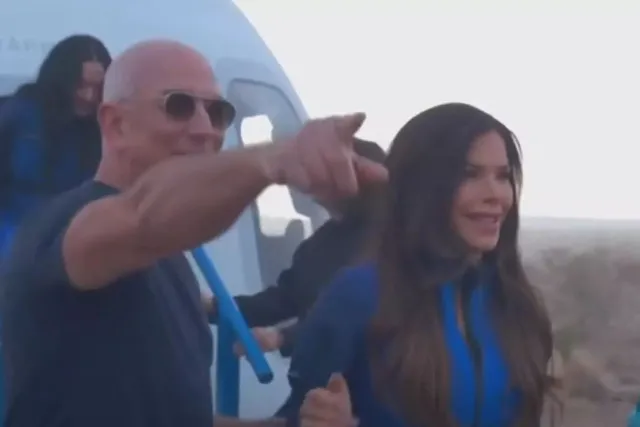 lip reader reveals what lauren sanchez and jeff bezos said after blue origi 22070