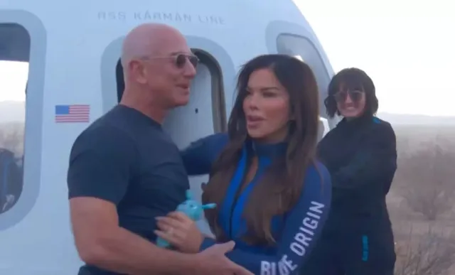 lip reader reveals what lauren sanchez and jeff bezos said after blue origi 22071